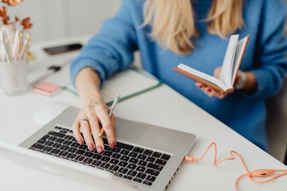 Close-up of a marketer organizing blog workflow tasks, editorial calendar, and SEO checklist on a laptop